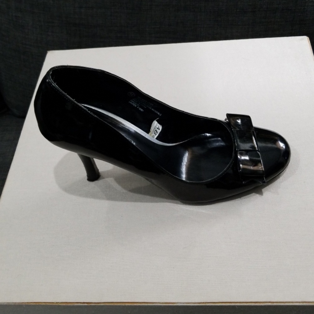 DONATED. Patent leather heels with bow. - Picture 2 of 8